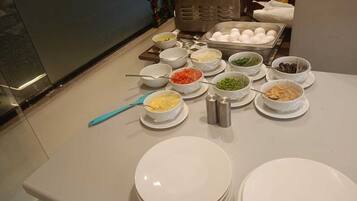 Una encimera de cocina con varios recipientes de ingredientes y utensilios de cocina.