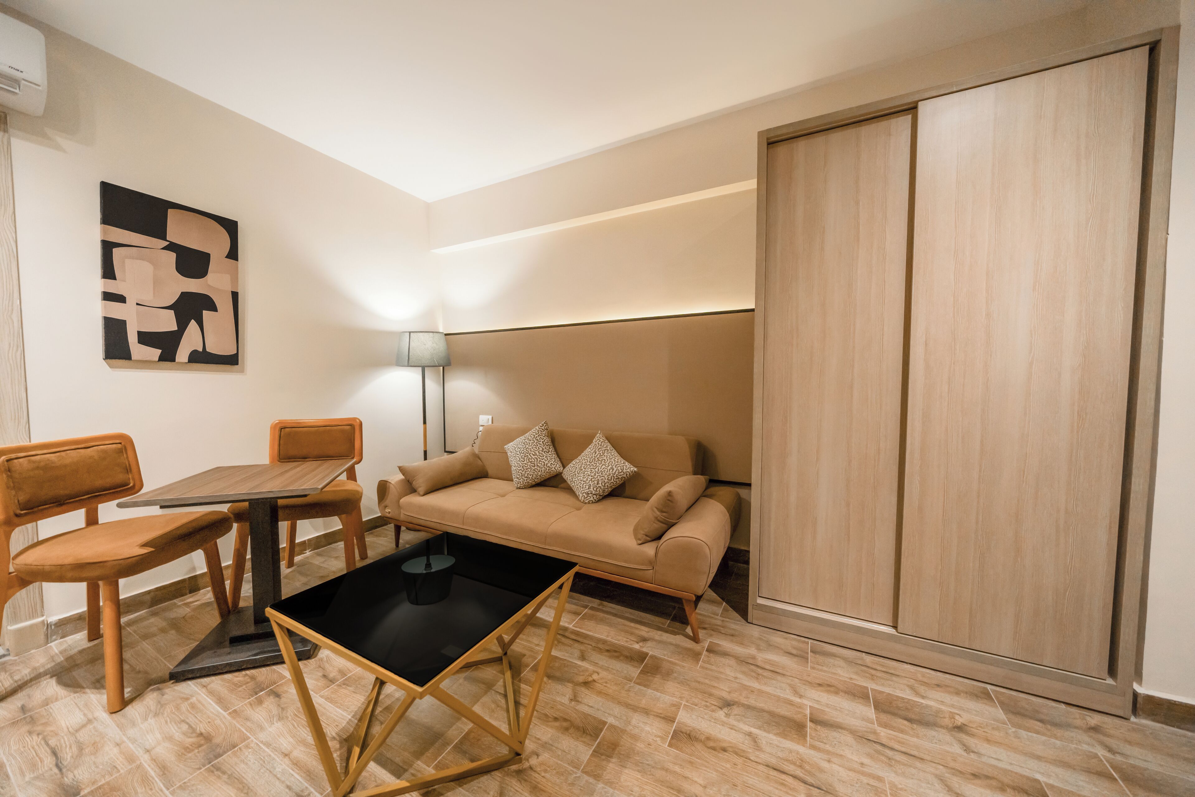 Appartement | Een kluis op de kamer, verduisterende gordijnen