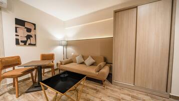 Appartement | Een kluis op de kamer, verduisterende gordijnen