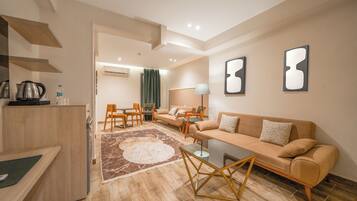 Familjerum | Värdeförvaringsskåp på rummet och mörkläggningsgardiner