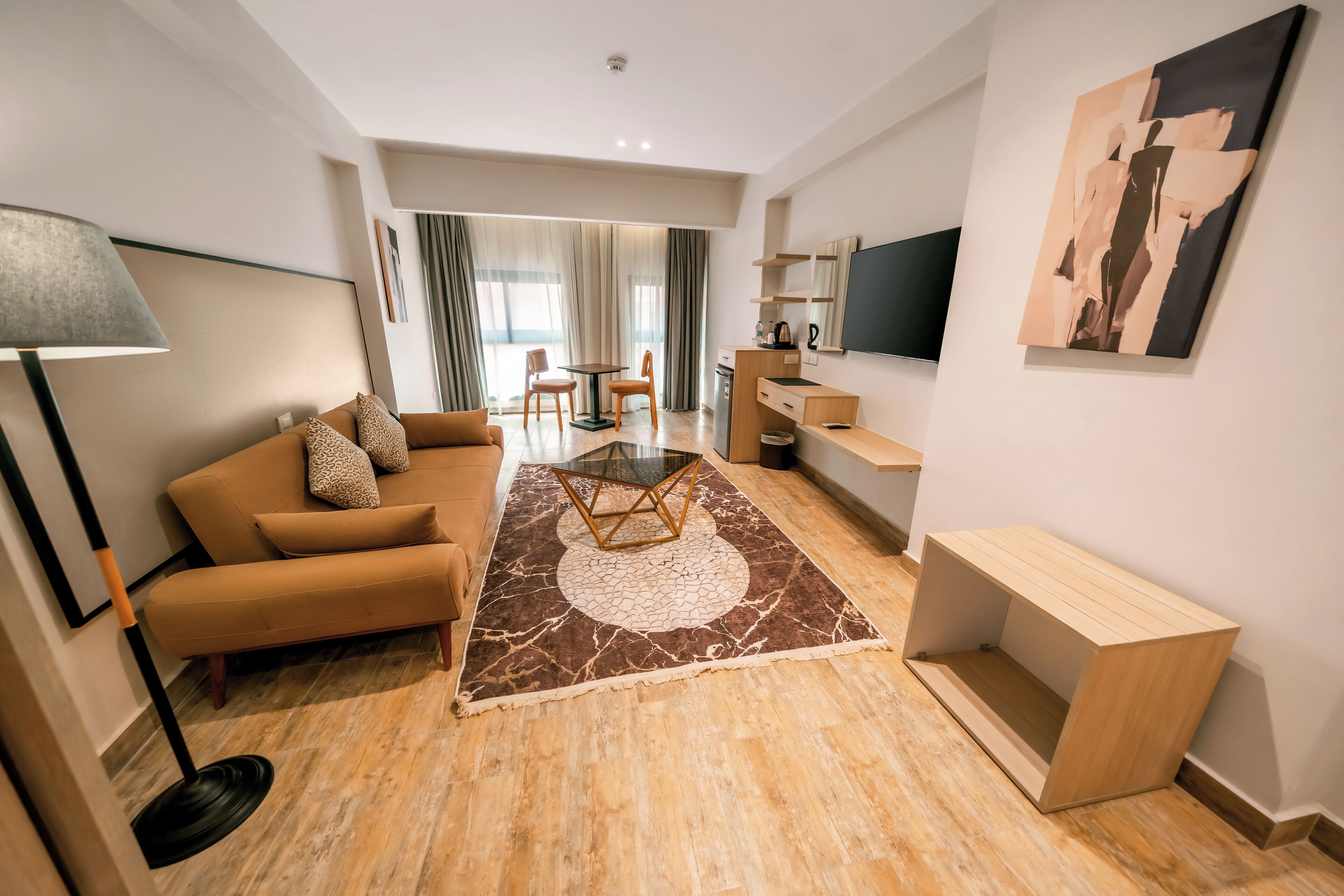 Suite familiar, vista a la ciudad | Caja de seguridad en la habitación y cortinas blackout 