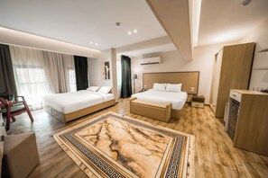 Phòng Suite dành cho gia đình, quang cảnh thành phố | Két bảo mật tại phòng, màn/rèm cản sáng, bàn ủi/dụng cụ ủi quần áo 