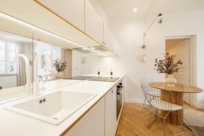 ثلاجة، ميكروويف، فرن، موقد طهي مسطح