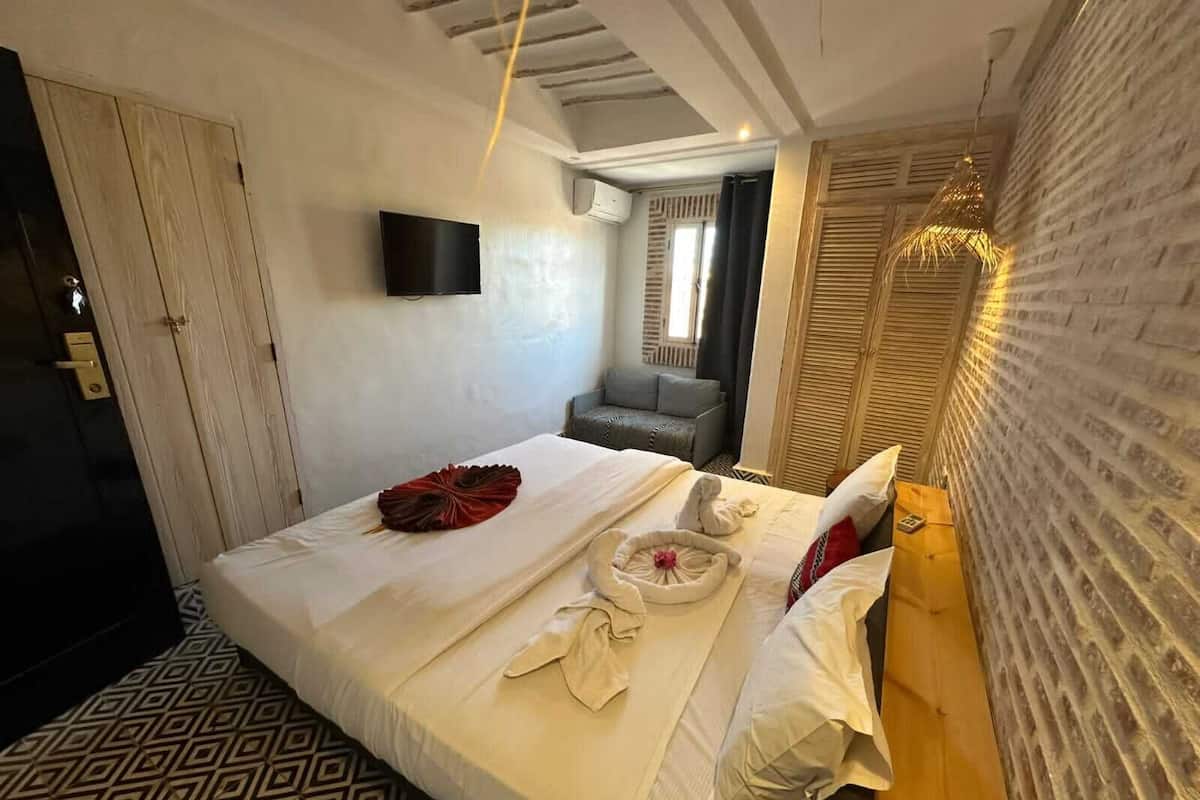 Double Room, 1 Queen Bed | Free WiFi