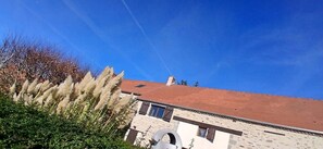 Exterior - Rural gîte for 2 people in the countryside with private covered swimming pool. (Chouvigny)