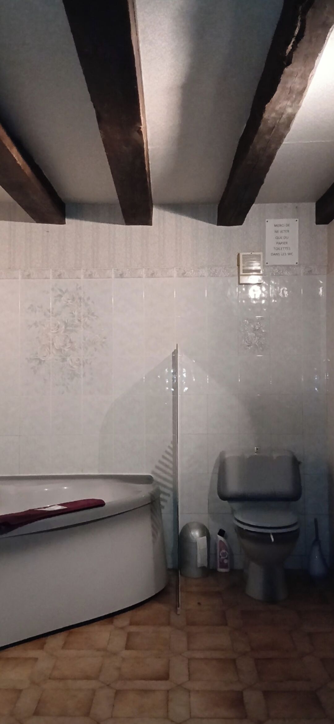 Une salle de bain équipée d’une baignoire, de toilettes et d’un espace douche.