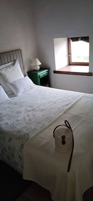 1 bedroom, free WiFi, bed sheets - Rural gîte for 2 people in the countryside with private covered swimming pool. (Chouvigny)