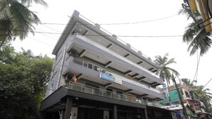 A multi-story building with a sign for 'Hotel Arambol Inn'. - Hotel Arambol Inn (Arambol)