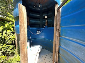 Douche, sèche-cheveux, serviettes fournies, savon