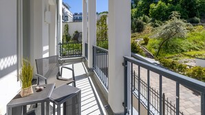 Terrace/patio - Exclusive beach shell vacation apartment with sauna and pool. (Sellin)