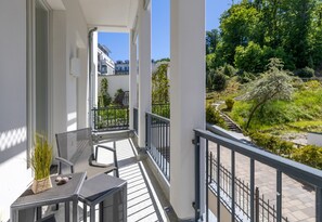 Terrace/patio - Exclusive beach shell vacation apartment with sauna and pool. (Sellin)