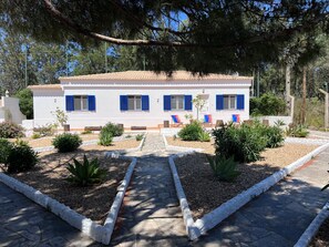 Property grounds - Spacious and bright house with 3 en-suites, great location between the beach and the golf course (Alvor)