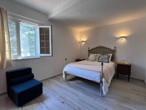 3 bedrooms, iron/ironing board, WiFi, bed sheets - Spacious and bright house with 3 en-suites, great location between the beach and the golf course (Alvor)