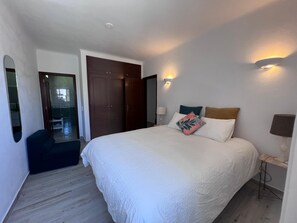 3 bedrooms, iron/ironing board, WiFi, bed sheets - Spacious and bright house with 3 en-suites, great location between the beach and the golf course (Alvor)