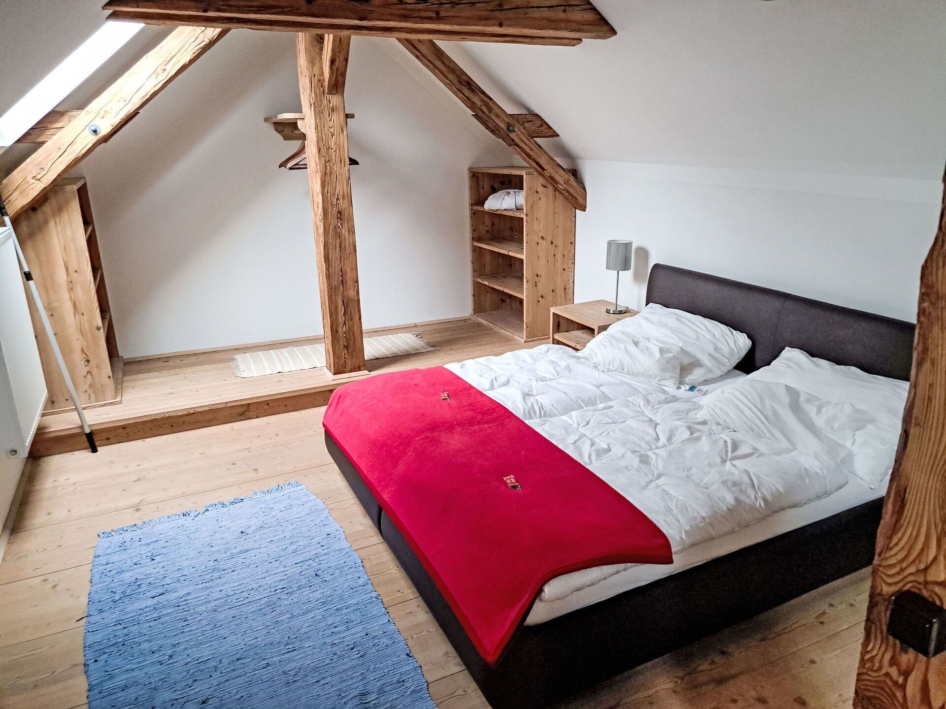 Möbel, Bett, Interior Design, Schlafzimmer, Flooring, Fussboden, Holz, Zimmer, Decke, Bettdecke