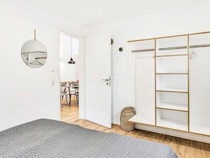 Travel crib, free WiFi