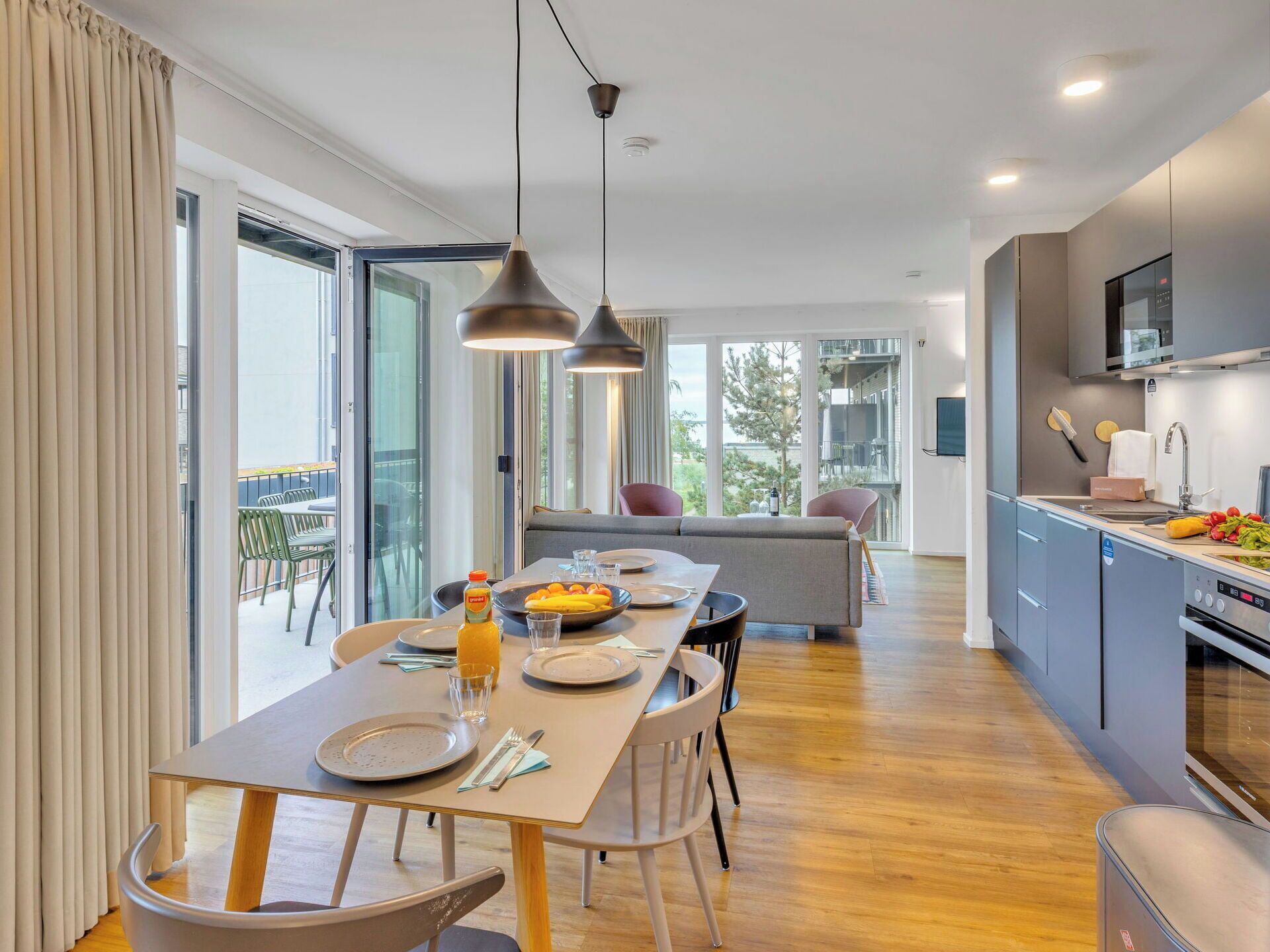 Mikrowelle, Ofen, Geschirrspüler, Hochstuhl