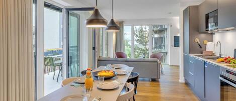 Micro-ondes, four, lave-vaisselle, chaise haute