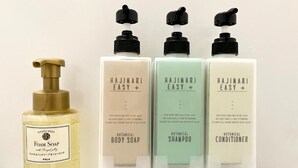 Neljä pulloa Hajimari Easy+ -tuotteita: suihkuvaahto, kasvipohjainen vartalosaippua, kasvipohjainen shampoo ja kasvipohjainen hoitoaine.