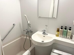 シャワー付き浴槽、バスアメニティ (無料)、ヘアドライヤー、スリッパ