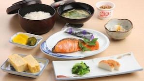 Valikoima japanilaisia ruokia, kuten riisiä, keittoa, lohta, tofua ja marinoituja kasviksia.