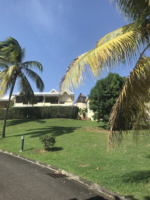 المنطقة المحيطة بالمنشأة