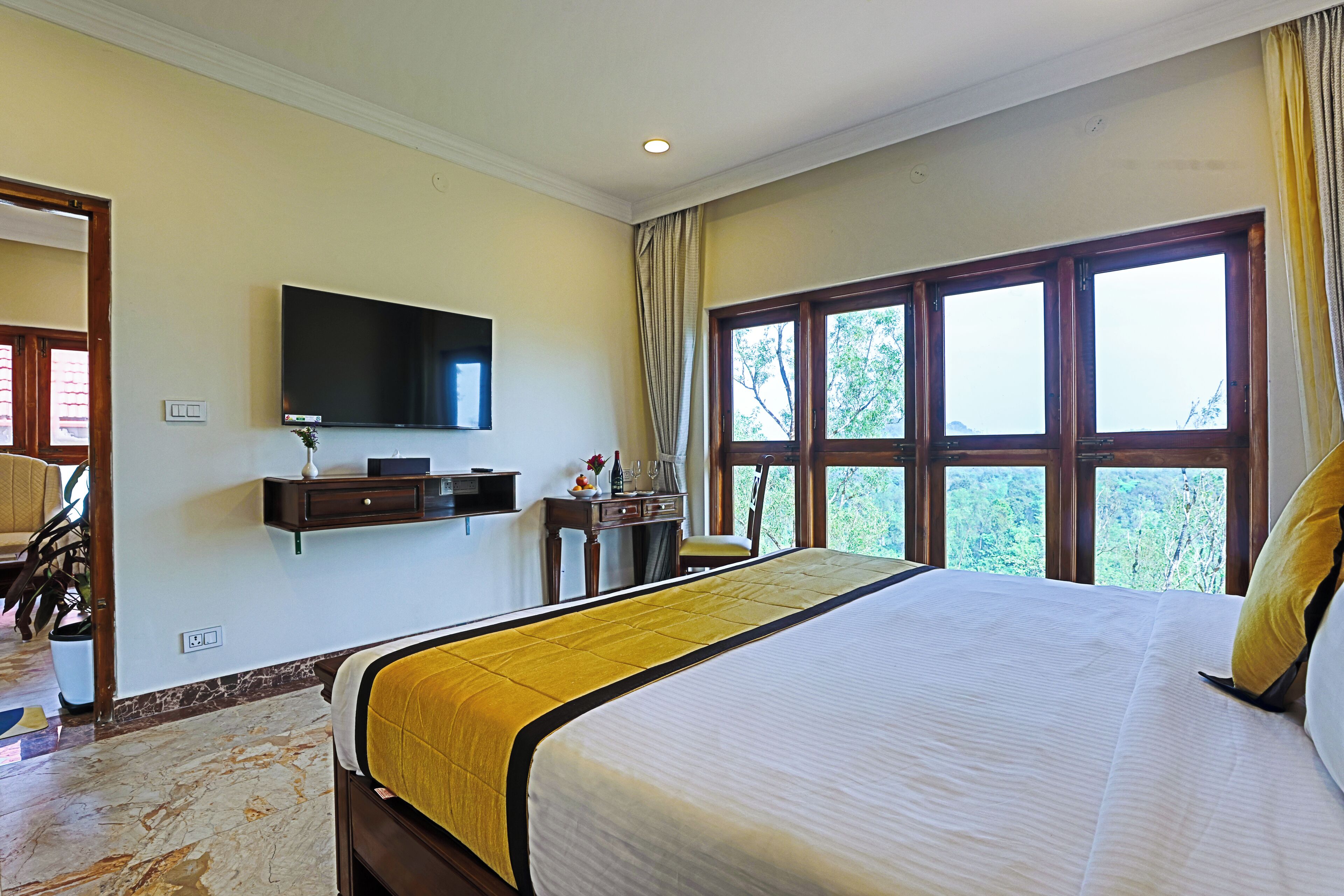 Desk, laptop workspace, iron/ironing board, free WiFi