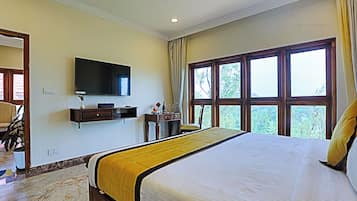 Desk, laptop workspace, iron/ironing board, free WiFi