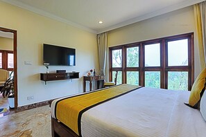 Suíte superior, vista para a montanha | Escrivaninha, espaço de trabalho para notebook