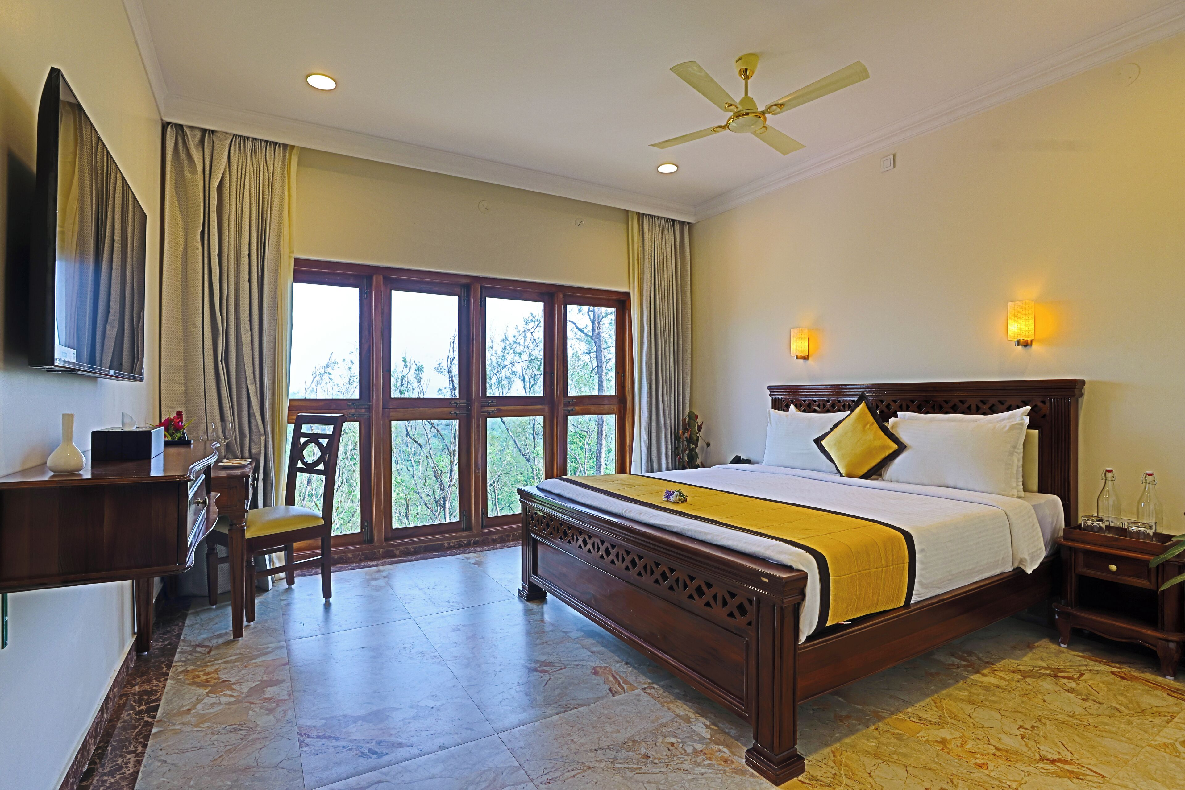 Suíte superior, vista para a montanha | Escrivaninha, espaço de trabalho para notebook