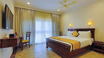 Suite superior, vista a la montaña | Escritorio y espacio para trabajar con laptop