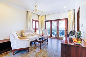 Superior suite, uitzicht op bergen | Woonkamer