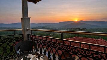 Premium Studio | Premium bedding, minibar, desk, laptop workspace