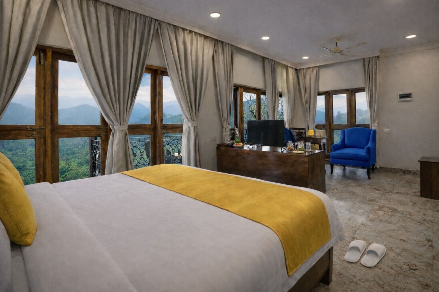 Premium Studio | Premium bedding, minibar, desk, laptop workspace