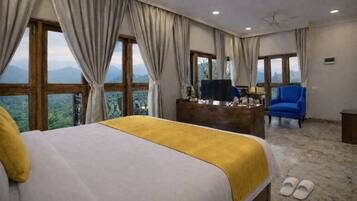 Premium Studio | Premium bedding, minibar, desk, laptop workspace