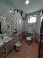 Basic Double Room | Bathroom | Bathtub, free toiletries, soap, shampoo