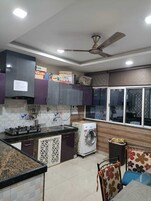 Una cocina moderna con estufa a gas, lavaplatos y lavadora integrada.