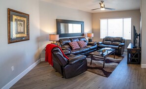 TV - 3 Bedroom / 2 Bath Condo in Kierland - Close to Dining, Shops & Golf (Scottsdale)