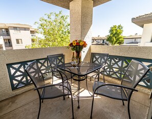 Outdoor dining - 2 Bedroom / 2 Bath Condo in Kierland - Close to Dining, Shops & Golf (Scottsdale)