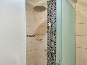 Secador de pelo, toallas, jabón, papel higiénico