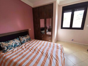 2 chambres, fer et planche à repasser, Wi-Fi, draps fournis