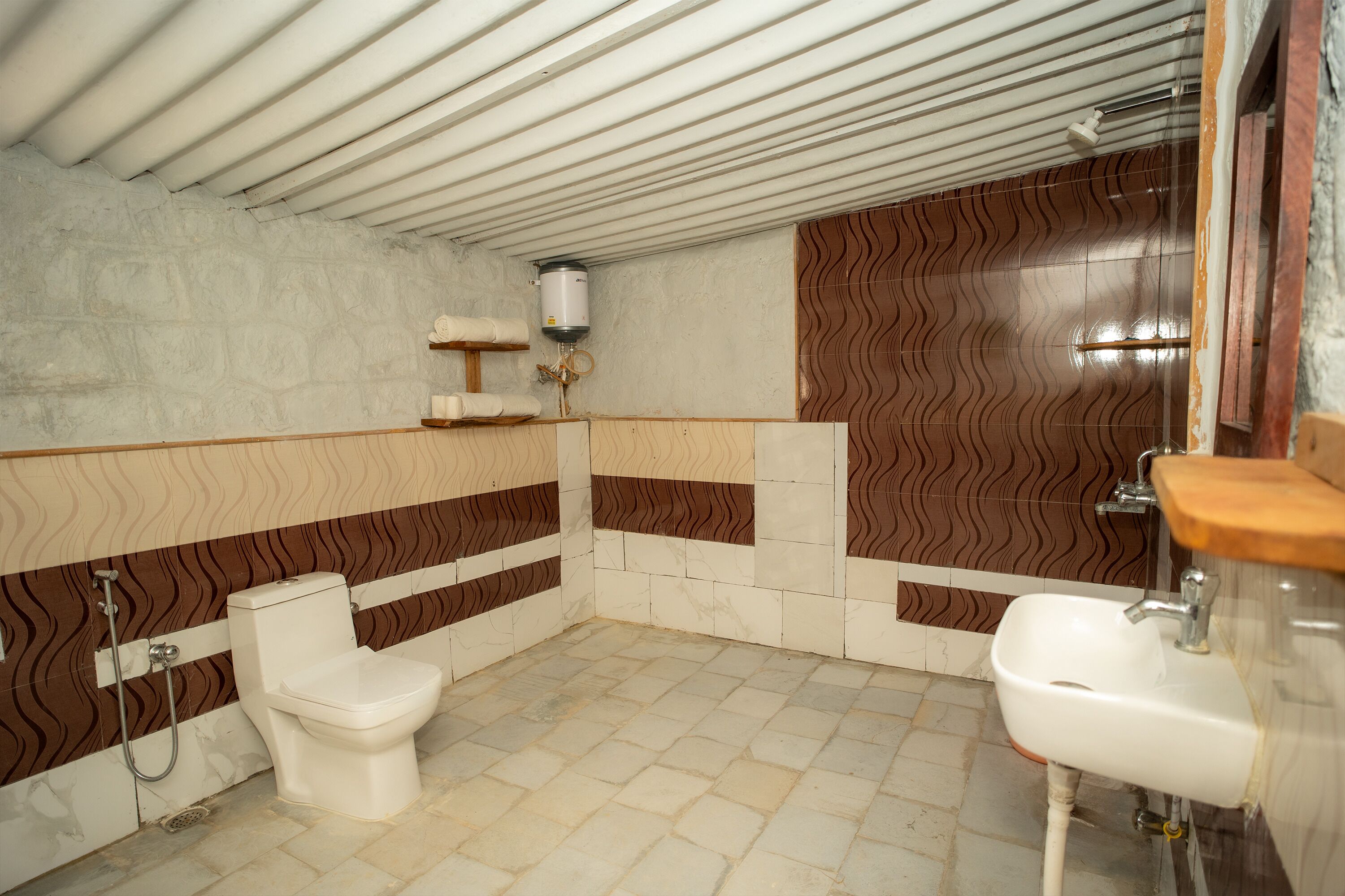 Standard Cottage, 1 King Bed, Pets Allowed, Courtyard View | Bathroom | Shower, towels, soap, toilet paper