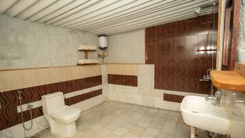 Standard Cottage, 1 King Bed, Pets Allowed, Courtyard View | Bathroom | Shower, towels, soap, toilet paper