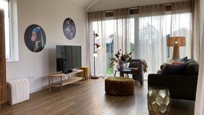 Casa, 2 habitaciones, patio, vista al jardín | Sala de estar