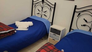 2 slaapkamers, een strijkplank/strijkijzer, beddengoed