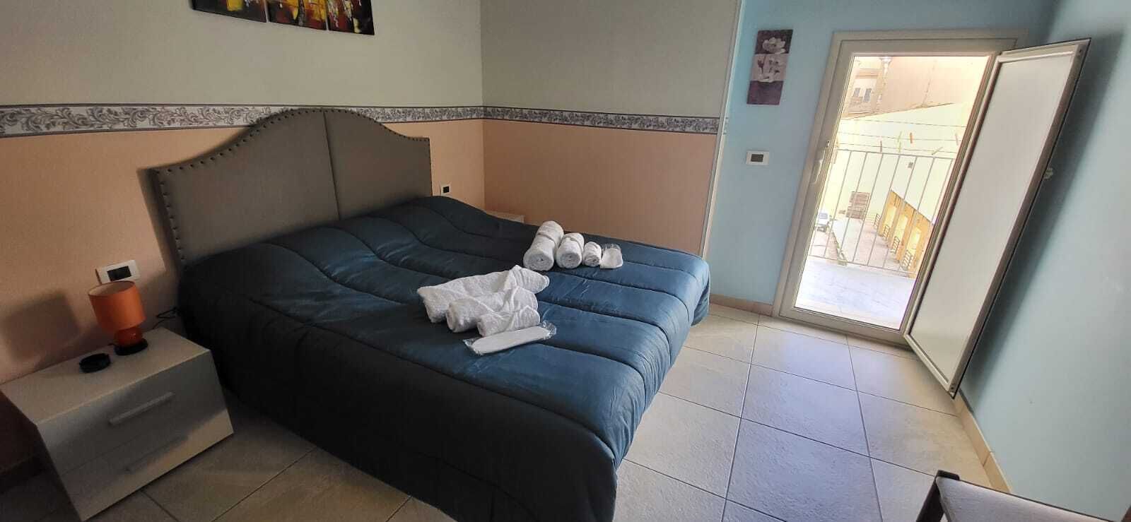 Strykjärn/strykbräda och sängkläder