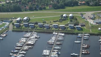 Uma marina com vários barcos atracados em fila.