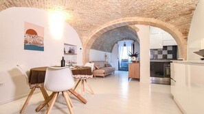 TV - The Wayfarer, Independent Loft in the center of Cagliari (Cagliari)