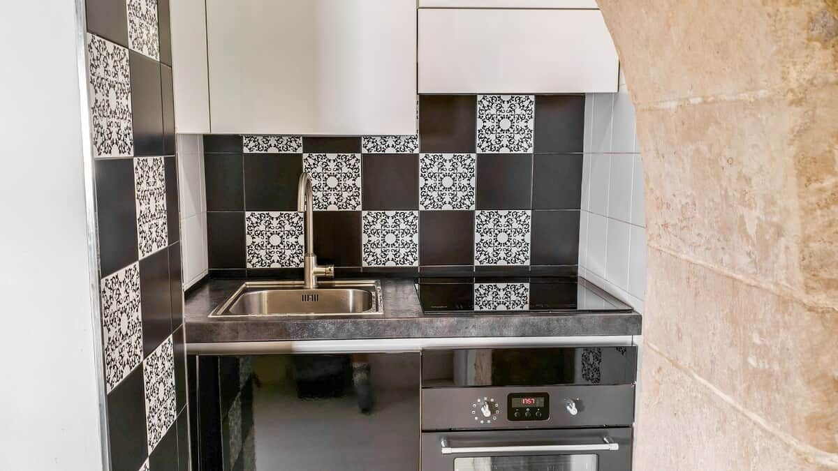 Kühlschrank, Mikrowelle, Herdplatte, Kochgeschirr/Geschirr/Besteck