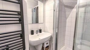 Shower, hair dryer, bidet, towels - The Wayfarer, Independent Loft in the center of Cagliari (Cagliari)